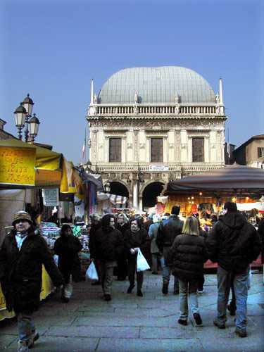 Gente in Piazza Loggia