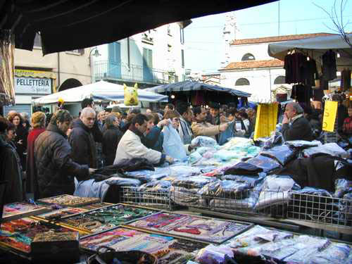 Bancarella in via San Faustino