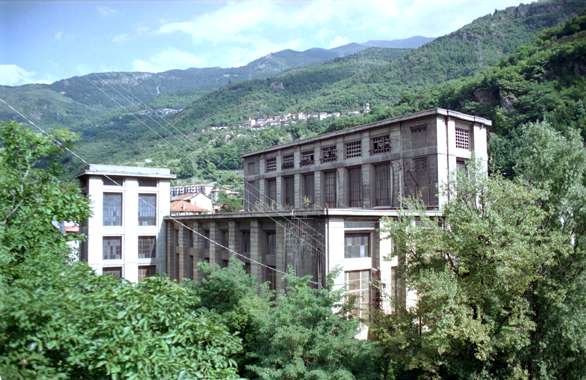 Veduta del 1996 della centrale idroelettrica di Cedegolo (Brescia), costruita nel 1909