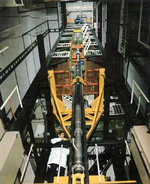 Attrezzatura sperimentale per lo studio a piena scala delle interazioni meccaniche fra canale di potenza del reattore nucleare italiano Cirene e relativa sede fissa, 1970.