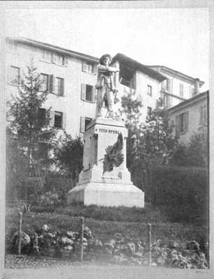 Il monumento bresciano a Tito Speri in un'immagine d'epoca.