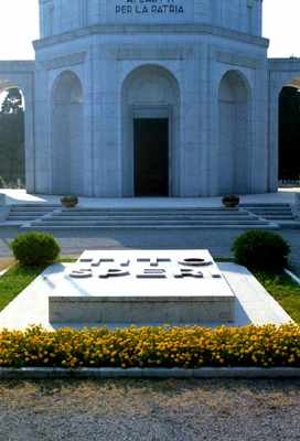 Tomba monumentale di Tito Speri nel cimitero di Brescia, davanti al Sacrario dei Caduti.