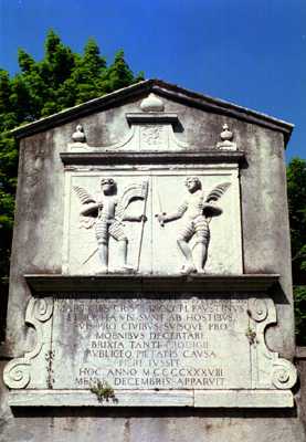 Lato del monumento con il bassorilievo raffigurante i Santi Faustino e Giovita rivolto verso i giardini di via F.Turati.