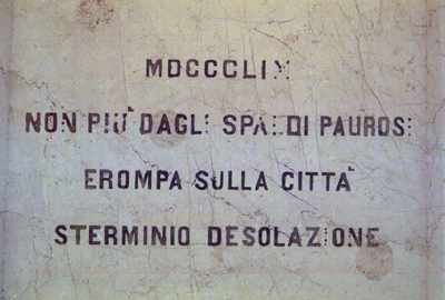 Una delle iscrizioni sul monumento dedicato ai Martiri delle Dieci Giornate.