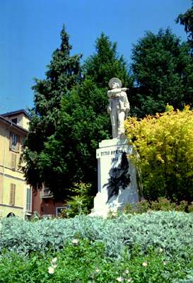 Il monumento dedicato a Tito Speri. Sorge nella piazzetta che ora porta il suo nome e che ha visto, nel corso delle Dieci Giornate, sanguinosi scontri tra gli insorti e le truppe imperiali austriache.