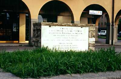 Questo monumento è praticamente costituito da una grande lapide e dai resti del muro della casa in cui fu sorpresa e sterminata l'avanguardia dei volontari di Camozzi.