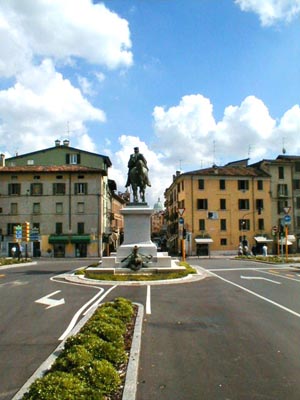 Piazza Garibaldi, corrispondente all'ingresso di Porta San Giovanni.