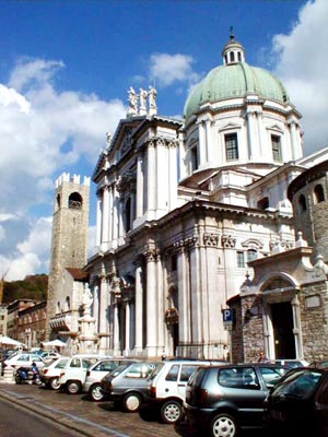 Il Broletto con il Duomo Nuovo e il Duomo Vecchio.