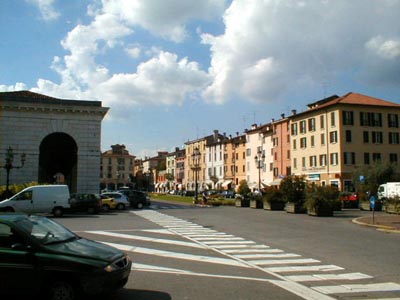 Piazzale Arnaldo. Le case a fianco dei portici furono quasi tutte distrutte.<br>