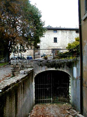 Lo sbocco superiore della strada del Soccorso al castello.