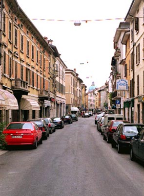 L'attuale Corso Garibaldi, un tempo Contrada San Giovanni.