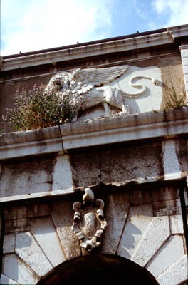 Il leone di San Marco sopra l'ingresso al Castello.