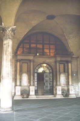 Ingresso di Palazzo Loggia.