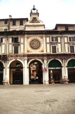 ... chiamati ad un convegno, traevano da sè nella piazza municipale...