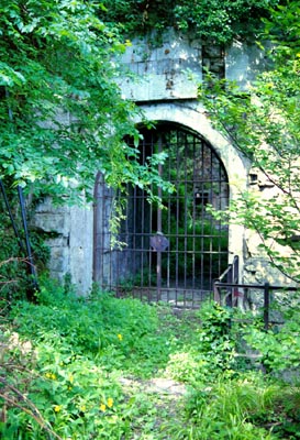 La porta che conduce alla salita della strada di soccorso al castello.